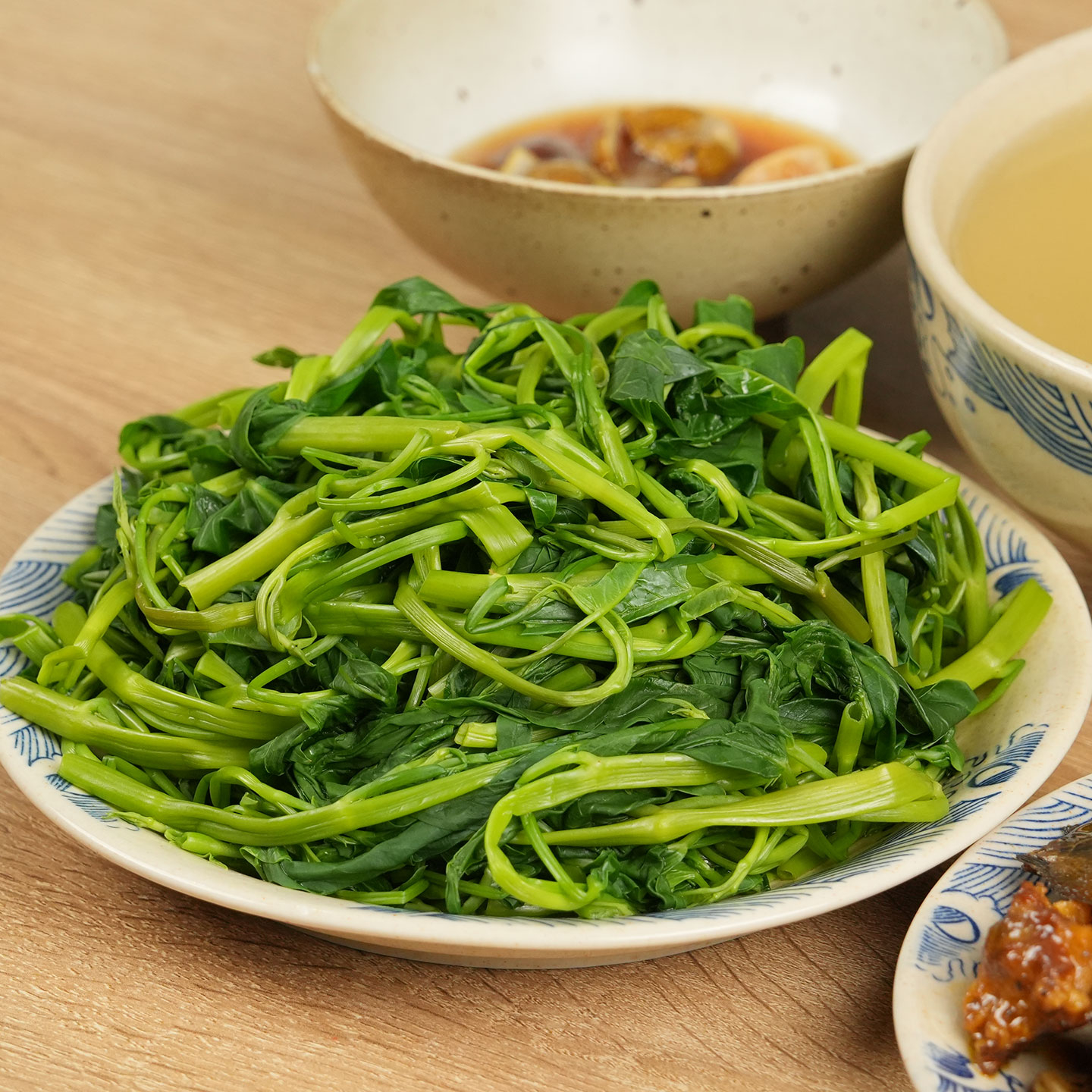 Canh rau muống nấu sấu