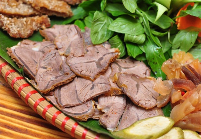 Bắp bò luộc chấm mắm nêm