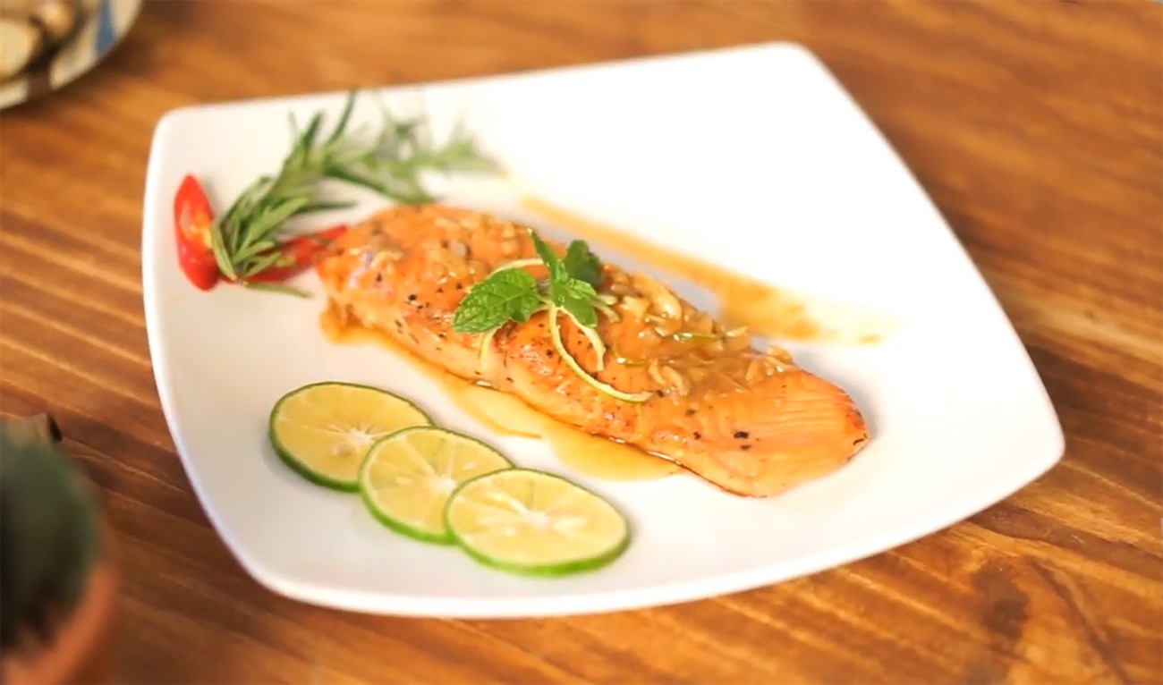 Cá hồi áp chảo sốt bơ tỏi