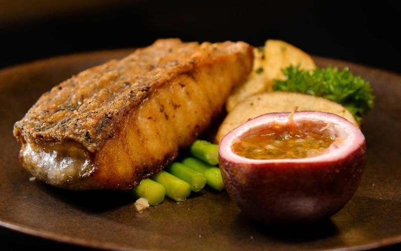 Cá ngừ áp chảo sốt chanh dây