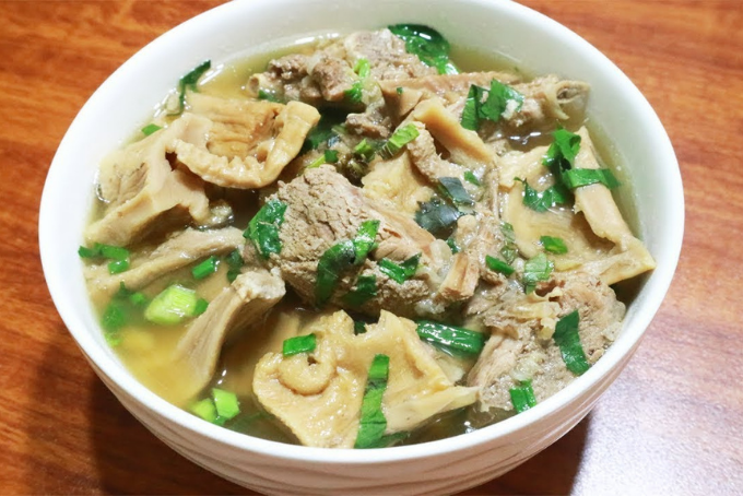 Canh măng khô nấu xương