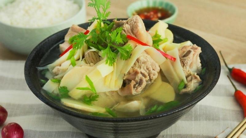 Canh măng tươi nấu xương