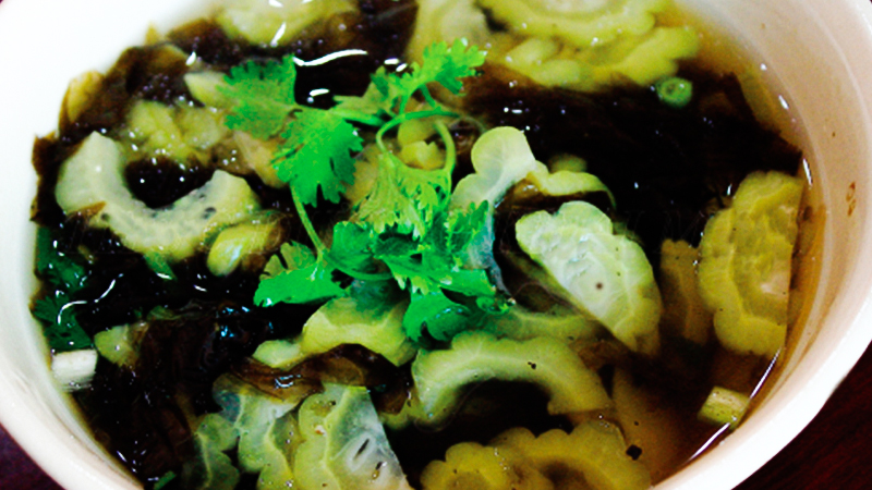 Canh mướp đắng nấu rong biển