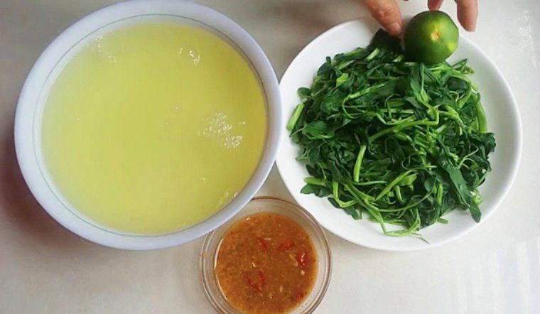 Canh rau muống luộc