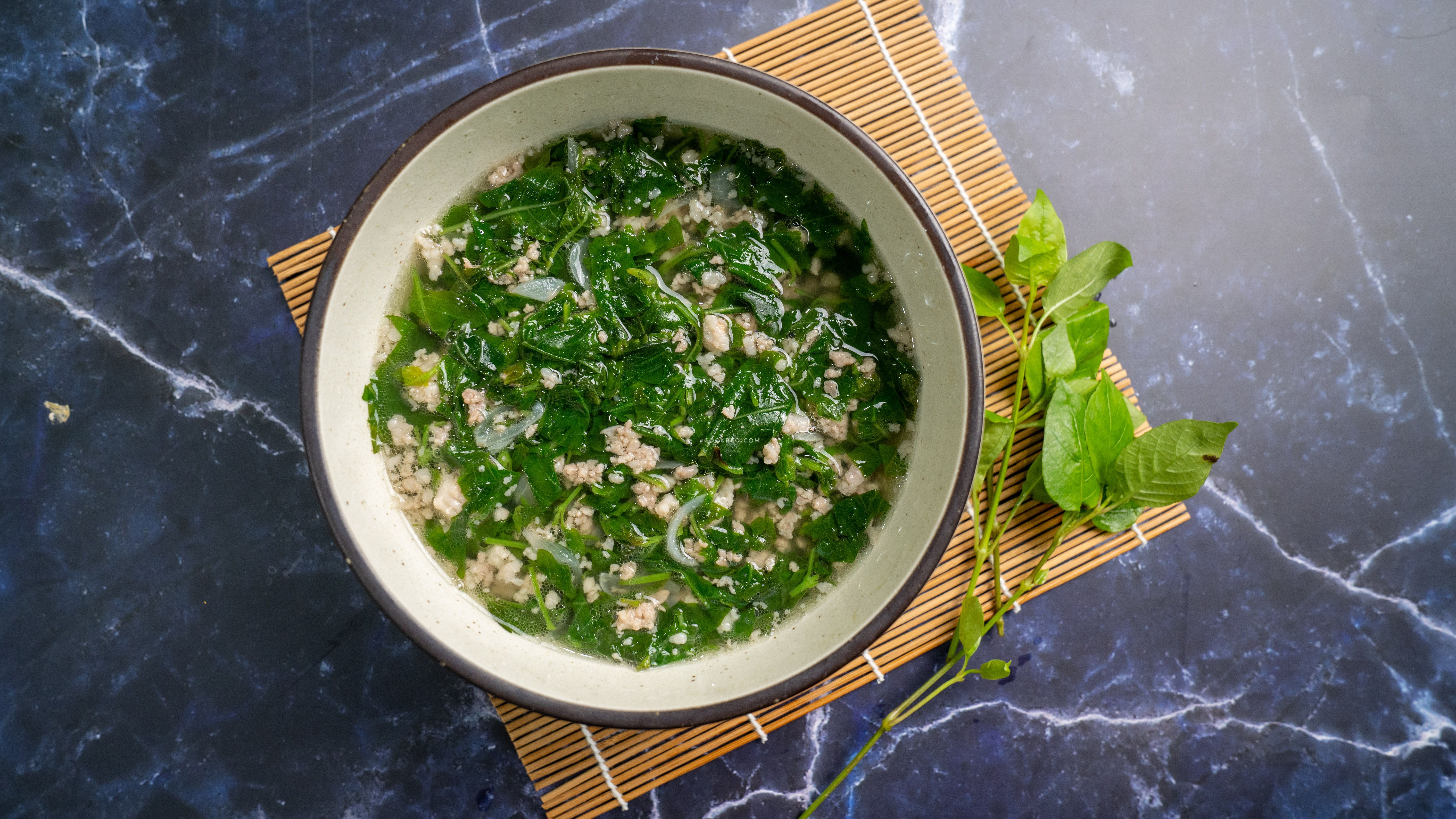 Canh rau muống nấu thịt bằm nhạt