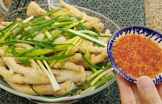 Chân gà luộc sả