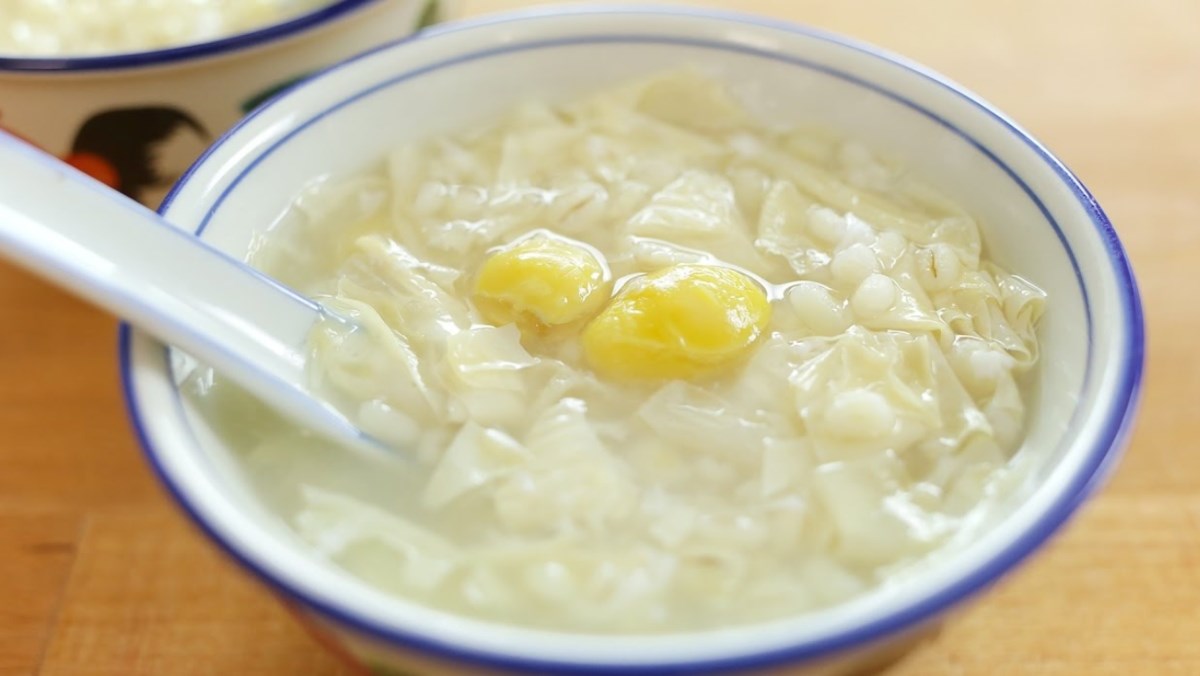 Chè bo bo nấu loãng, ít ngọt