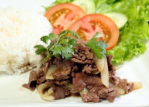 Cơm bò xào hành tây