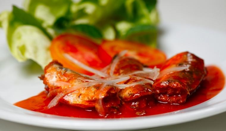 Cơm cá hộp sốt cà