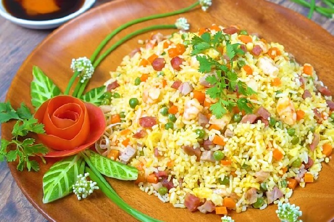 Cơm chiên trứng xúc xích