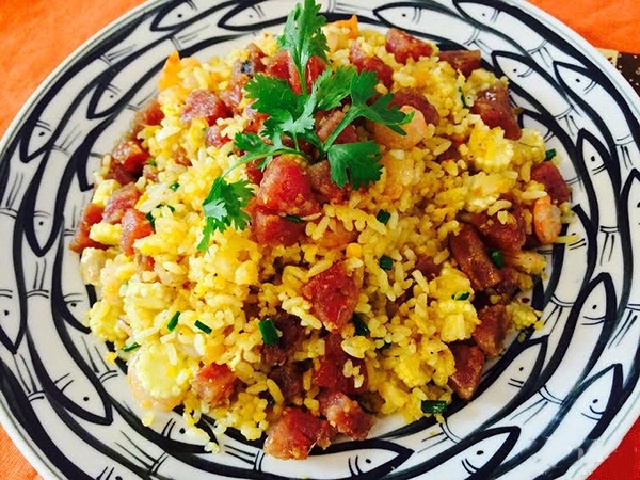 Cơm lạp xưởng trứng