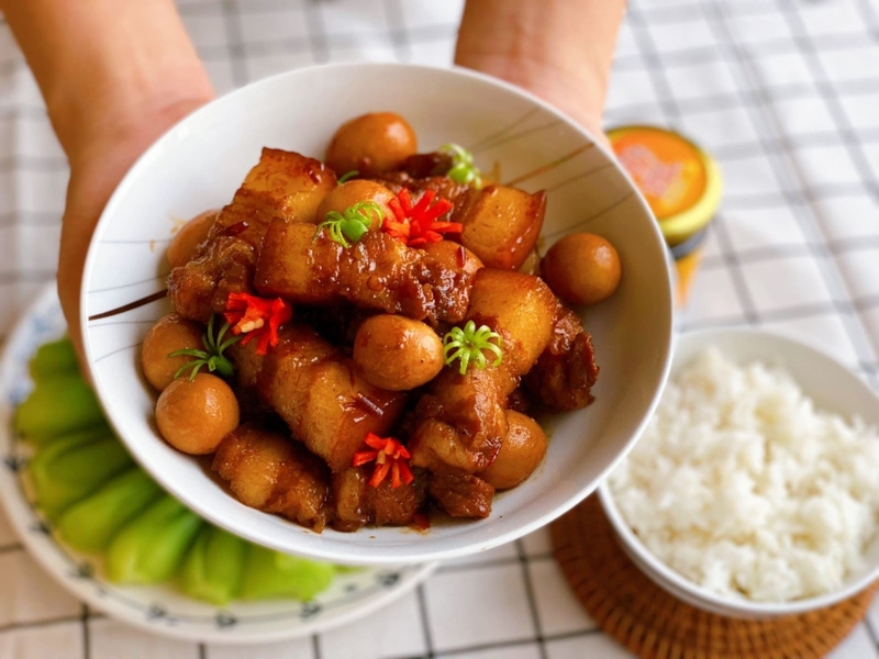 Cơm thịt kho trứng cút