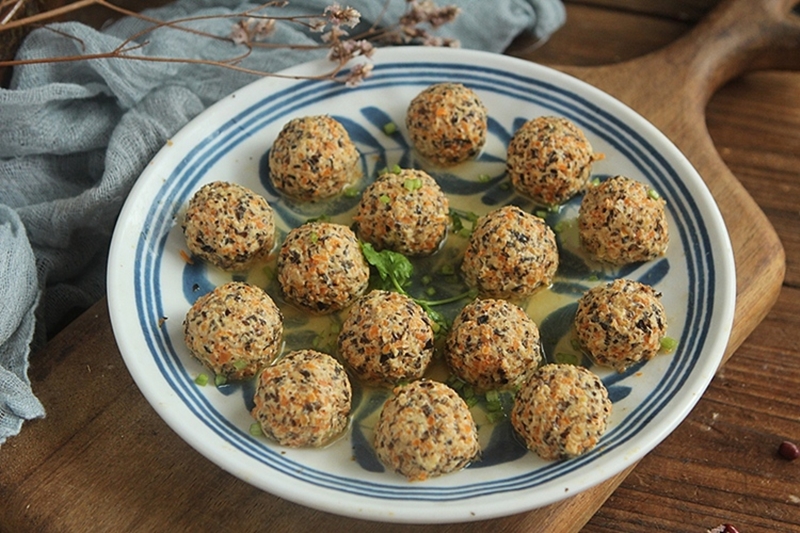 Cơm viên hấp rau củ và thịt gà (không chiên)