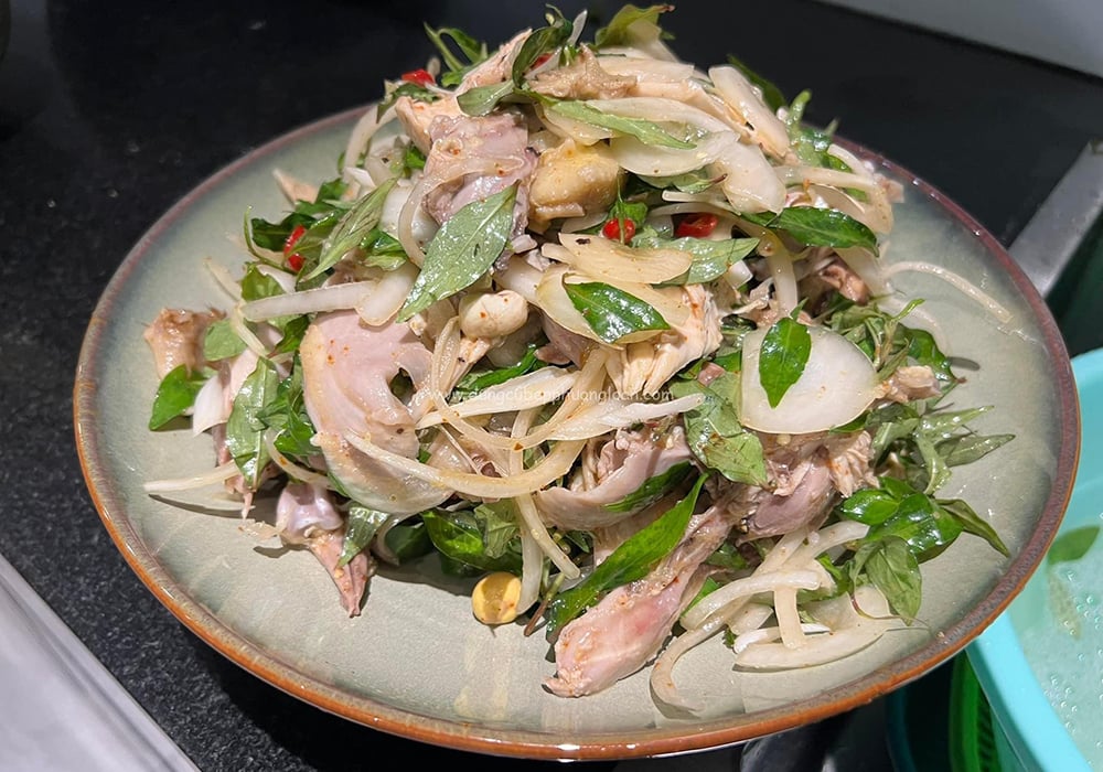 Lòng gà trộn rau răm