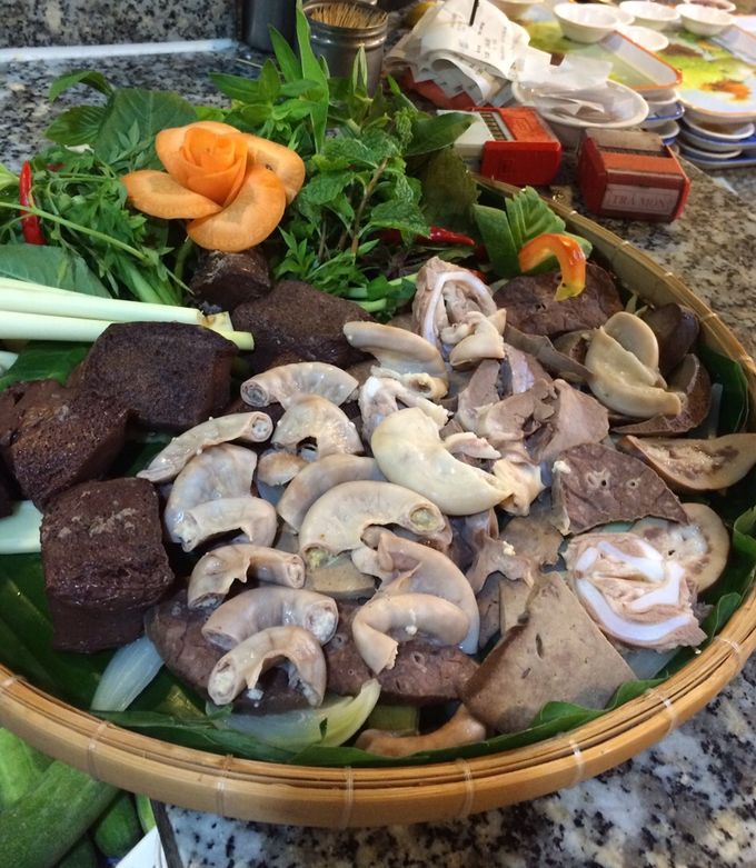 Lòng heo luộc chấm mắm gừng