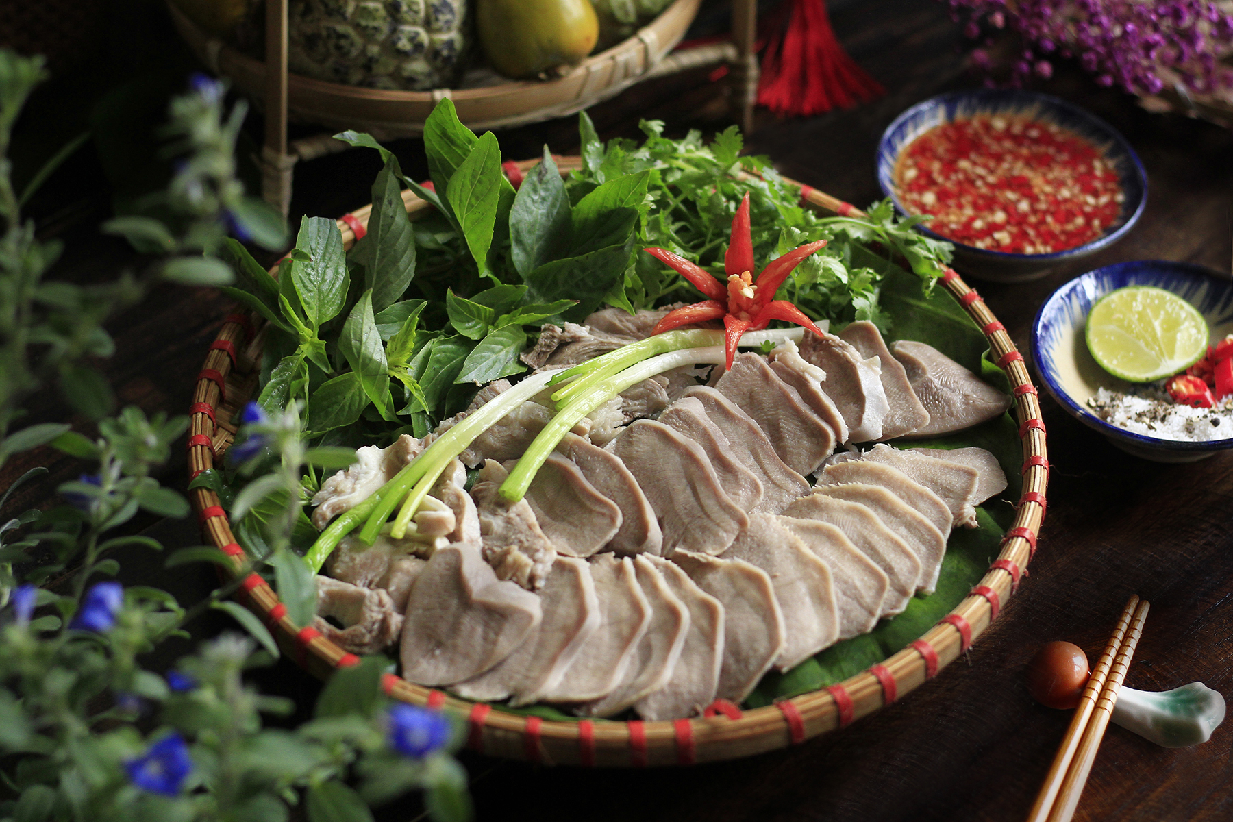 Lưỡi heo luộc mắm tôm