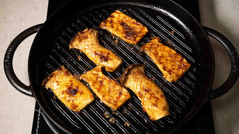 Nấm đùi gà nướng bếp điện