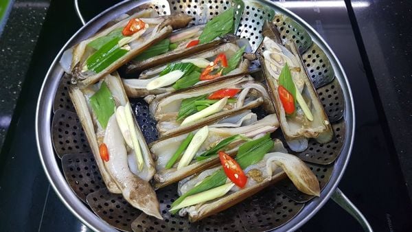 Ốc móng tay hấp gừng