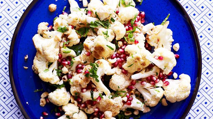 Salad bông cải trắng luộc trộn mè rang