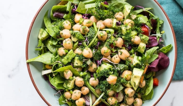 Salad đậu gà luộc rau xanh