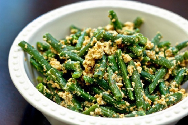 Salad đậu que luộc trộn mè rang