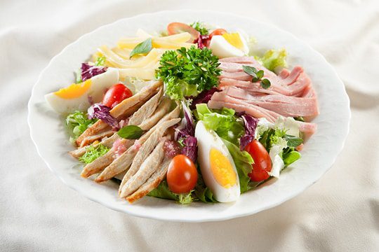 Salad gà áp chảo