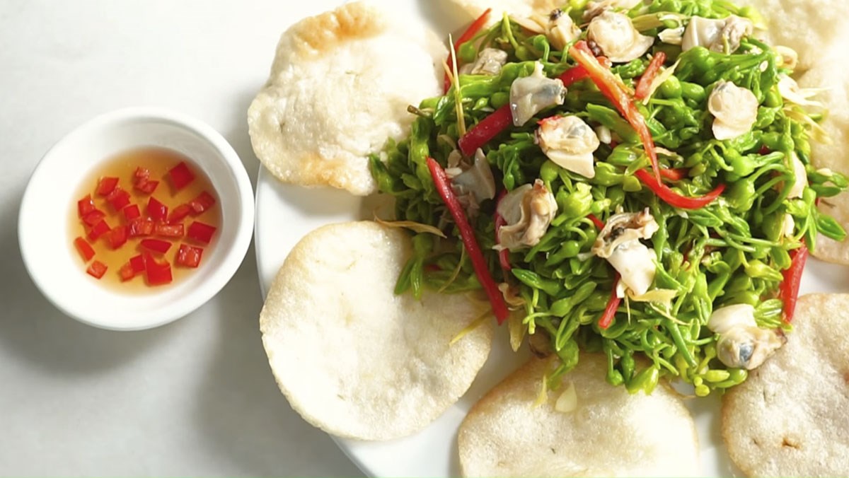 Salad nghêu trộn rau củ