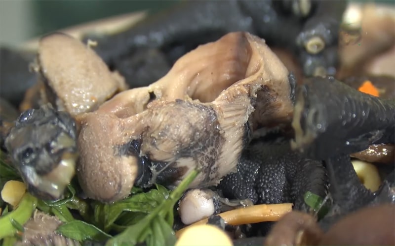 Thịt gà ác hấp xé nhuyễn