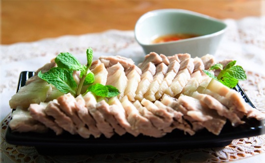 Thịt heo luộc chấm mắm tỏi ớt