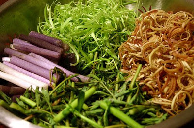 Rau muống bào, bắp chuối, quế, húng